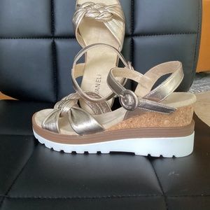 Vaneli gold sandal size 8 med